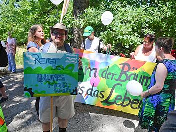 Mit Demonstrationen wie dieser und einer Unterschriftensammlung haben die Aktiven der Bürgerinitiative "Für den Hauptsmoorwald" die Basis für das Bürgerbegehren gelegt. Foto: Ronald Rinklef