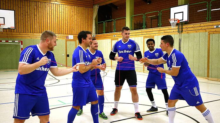 Die Kulmbacher VfB-Fußballer (v. li.) Matthias Kratzel, Manuel Kreul, Eugen Weber, Mark Simon, Daniel Tesfaldet und Mathias Kodisch ziehen für die Sportfloskel an einem Strang. Foto: Monika Limmer