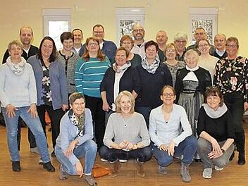 Der ökumenische Kirchenchor Königsberg mit Dirigentin Kerstin Wrzosok (Zweite von rechts, vorne) singt am 27. Juli in der Marienkirche ein weltliches Konzert unter dem Motto "S(w)inging together".  Foto: sn