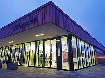 Transparenz als architektonisches Konzept. Das Hallenbad in Ebern ist lichtdurchflutet. Hier der Eingangsbereich Foto: Eckehard Kiesewetter