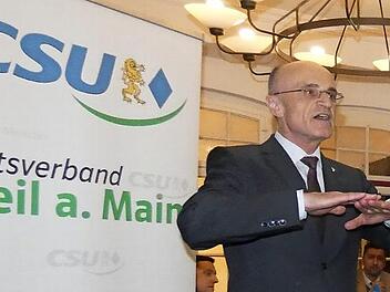 Landrat Wilhelm Schneider beschrieb beim Politischen Aschermittwoch in Zeil die Schwerpunkte und Ziele der Landkreis-Politik. Seiner Ansicht nach ist der Landkreis auf dem richtigen Weg.  Foto: Christian Licha