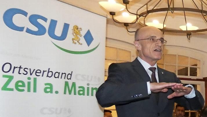 Landrat Wilhelm Schneider beschrieb beim Politischen Aschermittwoch in Zeil die Schwerpunkte und Ziele der Landkreis-Politik. Seiner Ansicht nach ist der Landkreis auf dem richtigen Weg.  Foto: Christian Licha