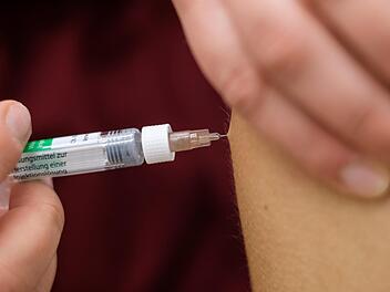 Wenn der Arzt oder die Ärztin zur Spritze greift, steht am Ende oft auch eine Krankschreibung. Bei den Fehltagen wegen Krankheit wiesen die Landkreise Bad Kissingen und Rhön-Grabfeld in einer Analyse der DAK unter ihren Versicherten 2019 die höchsten Werte in Bayern auf.  Foto: Ole Spata/dpa