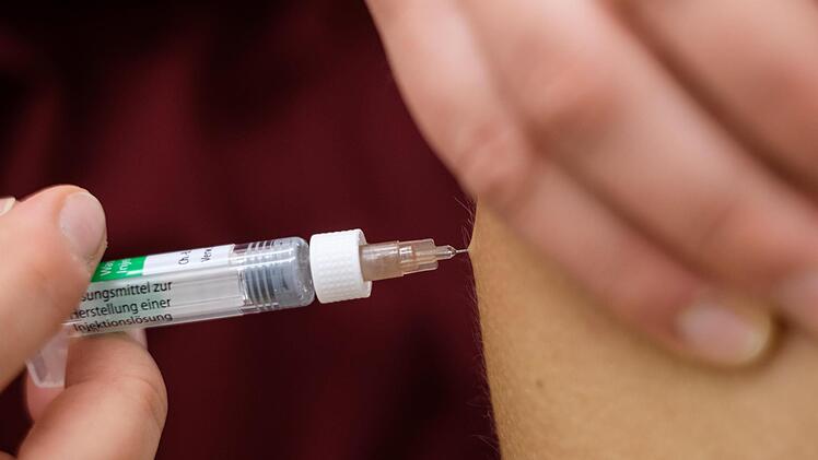 Wenn der Arzt oder die Ärztin zur Spritze greift, steht am Ende oft auch eine Krankschreibung. Bei den Fehltagen wegen Krankheit wiesen die Landkreise Bad Kissingen und Rhön-Grabfeld in einer Analyse der DAK unter ihren Versicherten 2019 die höchsten Werte in Bayern auf.  Foto: Ole Spata/dpa