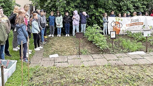 Die zweite Klasse des Schulhauses Seubelsdorf präsentiert ihren neu angelegten Schulgarten.