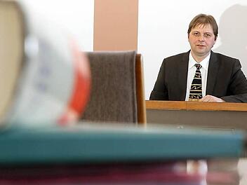 Als Schöffe hat Michael Wunder das Strafgesetzbuch fest im Blick. Einige Jahre war er auch Schöffe am Kronacher Amtsgericht. Foto: Jan Koch