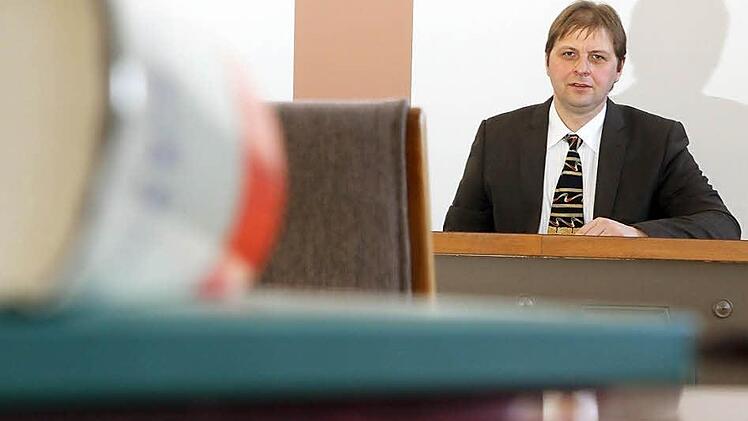 Als Schöffe hat Michael Wunder das Strafgesetzbuch fest im Blick. Einige Jahre war er auch Schöffe am Kronacher Amtsgericht. Foto: Jan Koch