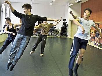 "Bolero": Das Ballett des Landestheaters bei der Probenarbeit. Fotos: Jochen Berger