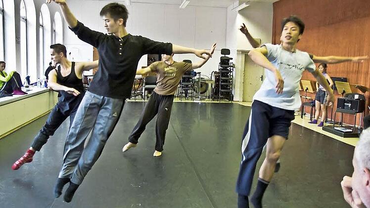 "Bolero": Das Ballett des Landestheaters bei der Probenarbeit. Fotos: Jochen Berger