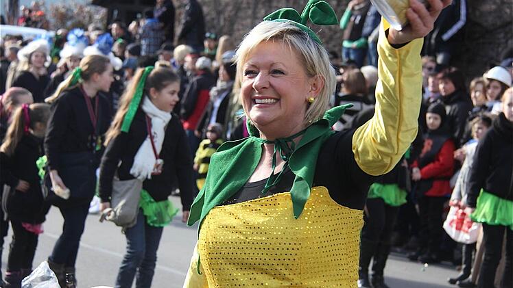 Farbenrpächtig präsentieren sich die Fußgruppen. Fotos: Gerd Schaar