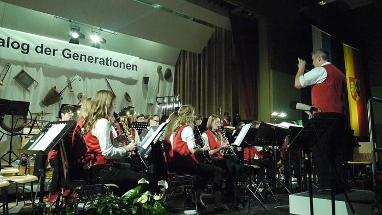Das Schülerorchester unter der Leitung von Bernhard Schleicher Foto: Pauline Lindner