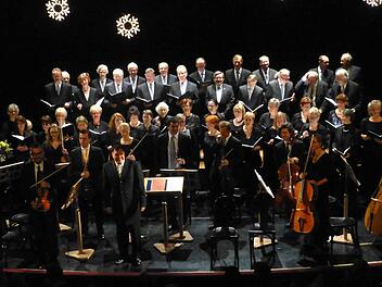 Chor- und Orchesterleiter Hermann Freibott mit dem Chor der Kissinger Sängervereinigung und dem Kammerorchester der sinfonia franconia beim Adventskonzert im Kurtheater.  Foto: Ahnert