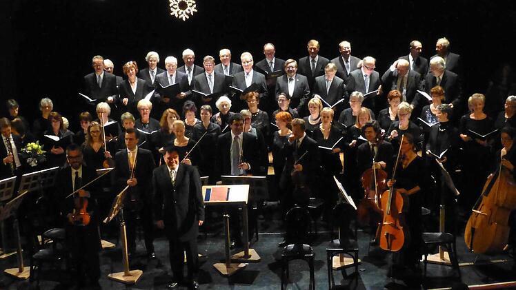 Chor- und Orchesterleiter Hermann Freibott mit dem Chor der Kissinger Sängervereinigung und dem Kammerorchester der sinfonia franconia beim Adventskonzert im Kurtheater.  Foto: Ahnert