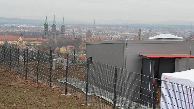 Der Blick auf die Altstadt mit dem neuen Betriebsgebäude für den Hochbehälter Foto: Ronald Rinklef