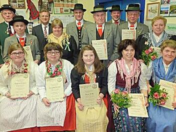 Ehrungen für langjährige aktive Mitarbeit. Mit im Bild (v. l.): stellvertretender Trachtengauvorsitzender Gregor Lorsbach, Bürgermeister Rainer Detsch, die Vorstandsmitglieder Ilka Gremer, Stefan Nüchterlein und Frank Lifka (hintere Reihe, Zweiter von rechts). Foto: Gerd Fleischmann