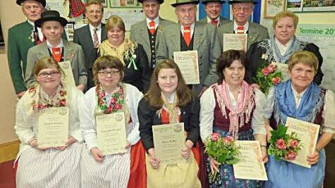 Ehrungen für langjährige aktive Mitarbeit. Mit im Bild (v. l.): stellvertretender Trachtengauvorsitzender Gregor Lorsbach, Bürgermeister Rainer Detsch, die Vorstandsmitglieder Ilka Gremer, Stefan Nüchterlein und Frank Lifka (hintere Reihe, Zweiter von rechts). Foto: Gerd Fleischmann