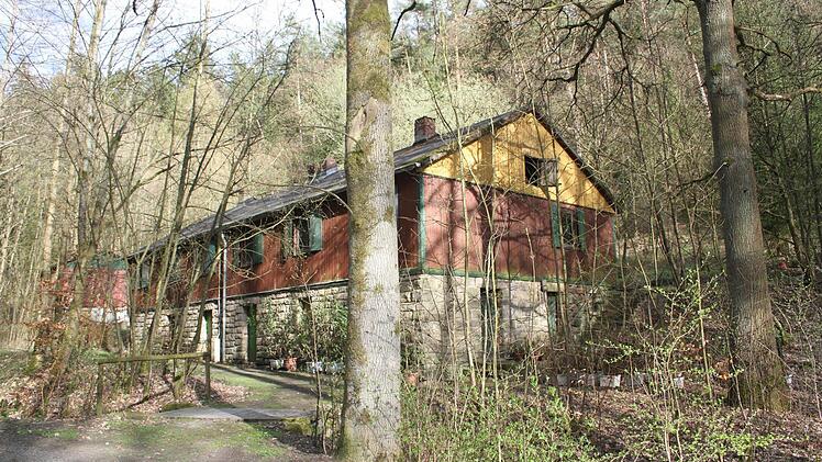 Möglicherweise sollen die Baracken ausgebaut werden, zieht die Stadt Kulmbach in Erwägung. In wenigen Wochen entscheidet der Landtag über ein Förderprogramm, um das sich die Stadt Kulmbach bewerben möchte. Oberbürgermeister Henry Schramm hat die Stadträte und die Anwohner informiert, dass eine neue Lösung gefunden werden soll Foto: Sonja Adam