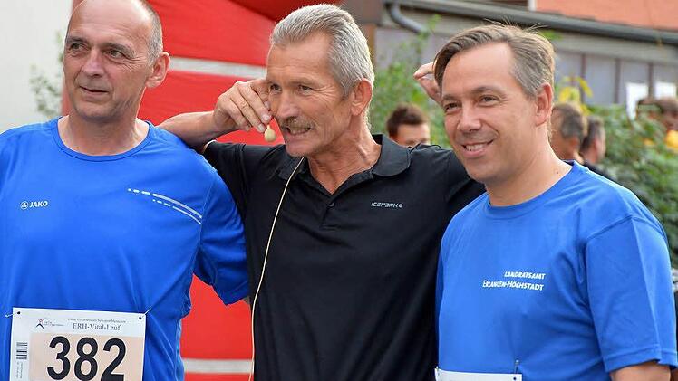 Moderator Willi Wahl (Mitte) mit Landrat Alexander Tritthart (r.) und Weisendorfs Bürgermeister Heinrich Süß.