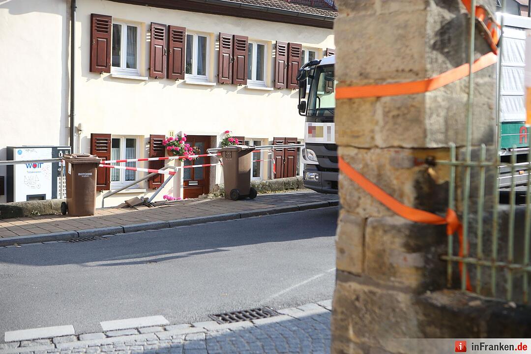Irrfahrt durch Bamberger Altstadt endet fŸr Lkw festgefahren an Hauswand