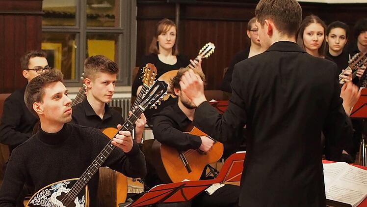 Dirigent Julian Habryka (rechts) hatte seine Musiker "im Griff".