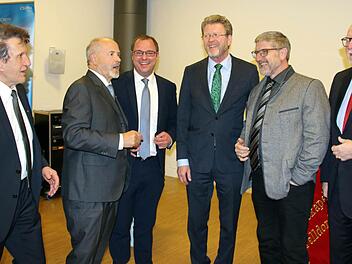 Gespräch mit dem Gast aus München (von links): Friedrich Herdan (IHK zu Coburg), MdL Jürgen W. Heike, Sebastian Straubel (Kreis-CSU), Marcel Huber, Landrat Michael Busch und MdB Hans Michelbach  Foto: Bettina Knautz