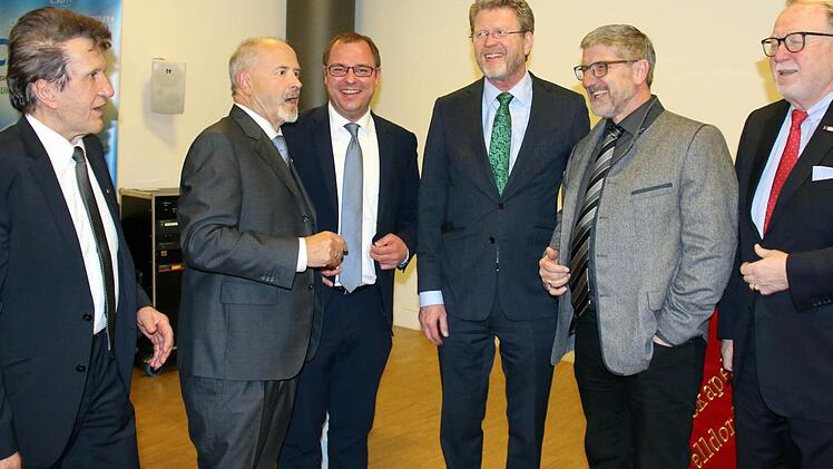 Gespräch mit dem Gast aus München (von links): Friedrich Herdan (IHK zu Coburg), MdL Jürgen W. Heike, Sebastian Straubel (Kreis-CSU), Marcel Huber, Landrat Michael Busch und MdB Hans Michelbach  Foto: Bettina Knautz