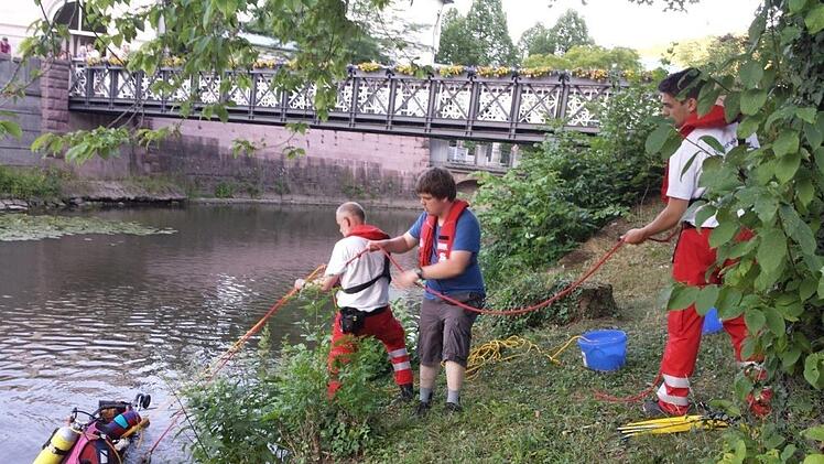 Der Taucher brauchte 40 Minuten: Dann konnten seine Kollegen von der Wasserwacht Kinderwagen samt Tasche an Land ziehen.  Foto: Nicolas Thoma