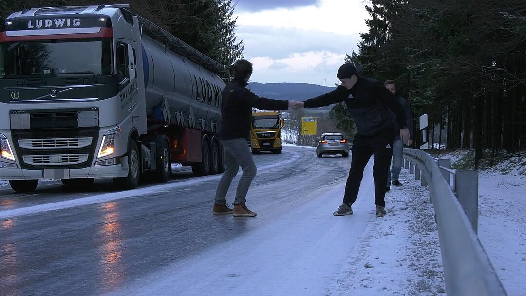 Wintereinbruch in Franken: Blitzeis und Schnee