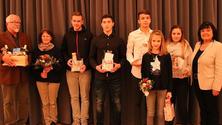 Ausgezeichnet: Die Breitbrunner Hermann und Ursula Teufel, Lukas Sperber, Christian Knoblach, Darius Strätz, Jule Greul und Jana Reich wurden von Bürgermeisterin Gertrud Bühl (v.l.) geehrt.Andreas Lösch