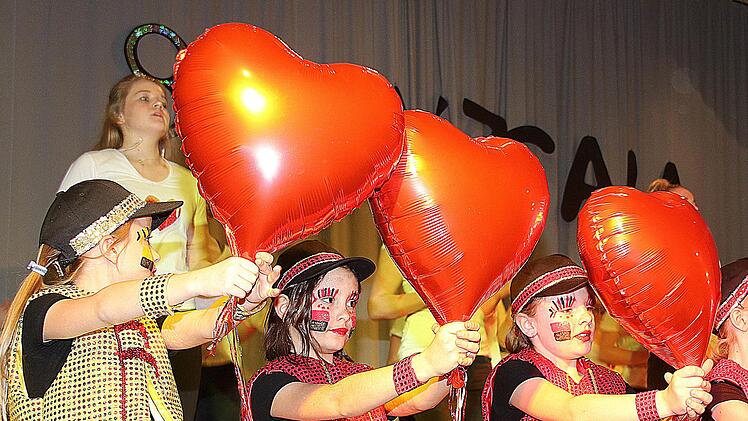 Die kleine Garde des TV Poppenlauer begeisterte die Zuschauer, ob mit roten Herzen oder beim Schlauchbootrennen. Foto: Dieter Britz