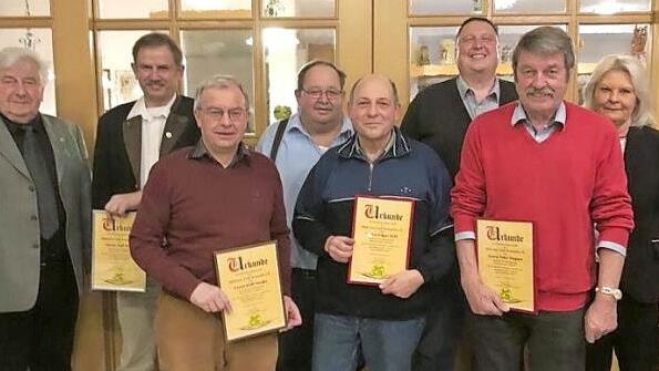 Der Oldtimerclub Kronach ehrt verdiente Mitglieder (von links): 1. Vorstand Gerhard Moser, Ralf Renk, Rolf Menke, Wolfgang Mertel, Edgar Reif, Fabian Irmer, Peter Wagner, Schriftf&uuml;hrerin Uschi Beck. Es fehlen Johannes Odoj und Bernhard Rau. Foto: K.- H. Hofmann