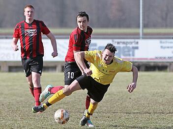 Bei der Vorrunden-"Nullnummer" nahmen sich die Spieler des SV Reitsch und des TSV Gundelsdorf noch gegenseitig die Kreisklassen-Punkte ab. Das Derby soll es ab der n&auml;chsten Saison nicht mehr geben, denn die beiden Lokalrivalen planen eine Spielgemeinschaft. - In dieser Szene wird Michael Dellert (gelbes Trikot) vom TSV Gundelsdorf vom Reitscher Andre Welscher durch ein Foul gestoppt. Foto: Archiv/Heinrich Wei&szlig;