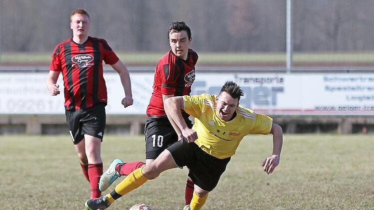 Bei der Vorrunden-"Nullnummer" nahmen sich die Spieler des SV Reitsch und des TSV Gundelsdorf noch gegenseitig die Kreisklassen-Punkte ab. Das Derby soll es ab der n&auml;chsten Saison nicht mehr geben, denn die beiden Lokalrivalen planen eine Spielgemeinschaft. - In dieser Szene wird Michael Dellert (gelbes Trikot) vom TSV Gundelsdorf vom Reitscher Andre Welscher durch ein Foul gestoppt. Foto: Archiv/Heinrich Wei&szlig;