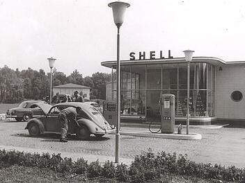 Ecke Lichtenfelser Straße/Goethestraße: Hier befand sich die Tankstelle am See.  Vorne sieht man einen Brezel-Käfer und einen Ponton-Mercedes, im Hintergrund das inzwischen abgebrochene Eishaus der Brauerei (links) und den Hardenbergblock (durchs Glas des Verkaufsgebäudes).  Foto: privat