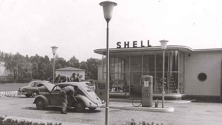 Ecke Lichtenfelser Straße/Goethestraße: Hier befand sich die Tankstelle am See.  Vorne sieht man einen Brezel-Käfer und einen Ponton-Mercedes, im Hintergrund das inzwischen abgebrochene Eishaus der Brauerei (links) und den Hardenbergblock (durchs Glas des Verkaufsgebäudes).  Foto: privat
