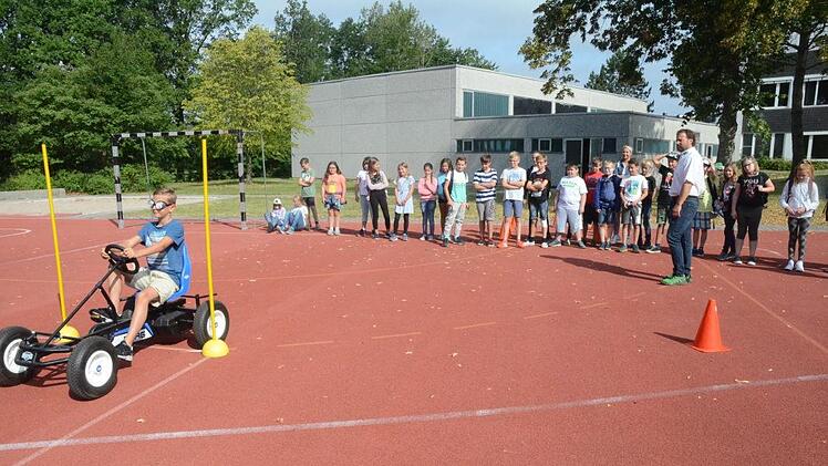 Mit einer präparierten Brille war ein Kettcarparcours zu meistern.  Foto: Karl-Heinz Hofmann