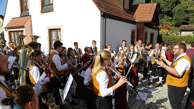 Die von Pfarrer Wolf gegründete Jugendblaskapelle spielte zum Abschied auf. Foto: Franz Galster