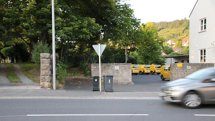 Links vom Postamt gibt es einen Fußweg, der laut Bebauungsplan zur Straße ausgebaut werden soll. Dazu bräuchte die Stadt Privatgrund. Foto: Ralf Ruppert