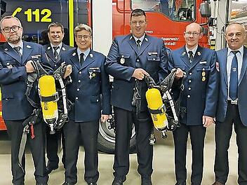 Offizielle Übergabe der Atemschutzgeräte an (von links) Bernd Scherer, den stellvertretenden Kommandanten Manuel Schirmer, Kommandanten Andreas Leikeim, stellvertretenden Kommandanten Christian Zapf, Atemschutzgerätewart Thomas Winkler und Bürgerm...