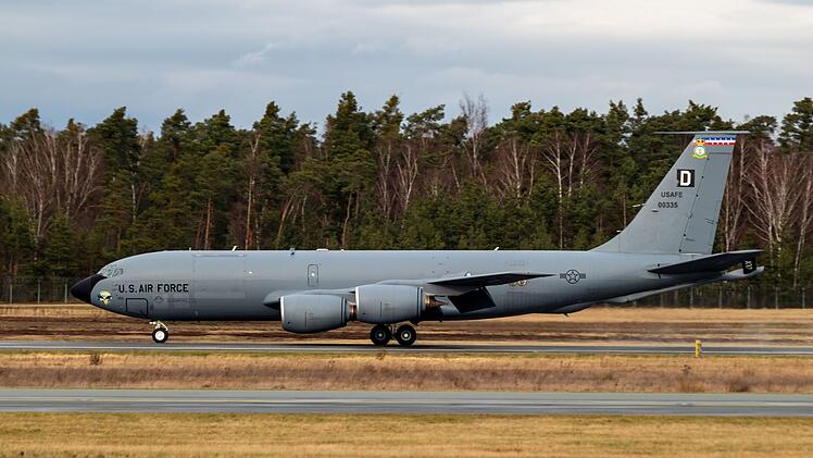 Airport Nürnberg: Besonderer 40-Meter-Tanker landet am Flughafen - "Klassische Schönheit"