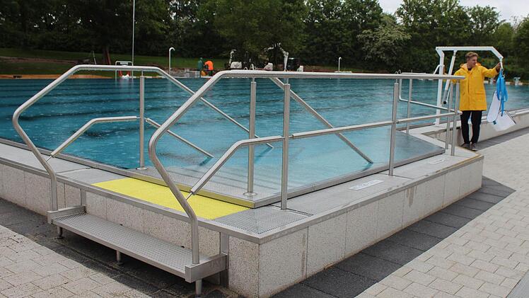 Für Gehbehinderte gibt es einen speziellen Einstieg und sogar einen Lift. Foto: Andreas Dorsch