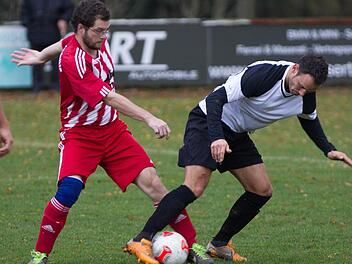 Der TSF Theisenort mit Rolf Voitländer (rechts) krönte beim 4:0-Erfolg im Gehülz eine sehr gute Vorrunde, die mit der Herbstmeisterschaft in der Kreisklasse 2 Lichtenfels belohnt wurde. Foto: Heinrich Weiß