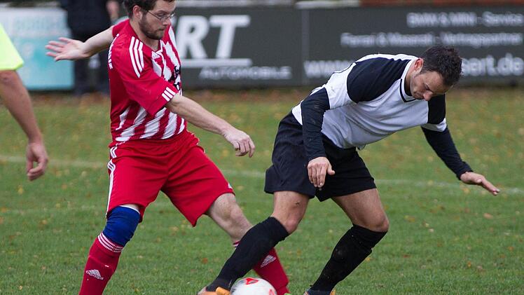 Der TSF Theisenort mit Rolf Voitländer (rechts) krönte beim 4:0-Erfolg im Gehülz eine sehr gute Vorrunde, die mit der Herbstmeisterschaft in der Kreisklasse 2 Lichtenfels belohnt wurde. Foto: Heinrich Weiß