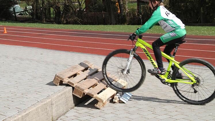 Jonah Trinkwalter nimmt eine Hürde.