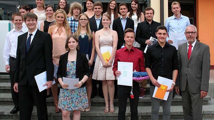 Die Schulbesten des Abiturjahrganges 2014 mit Oberstudiendirektor Frank Kubitza. Foto: Peter Rauch