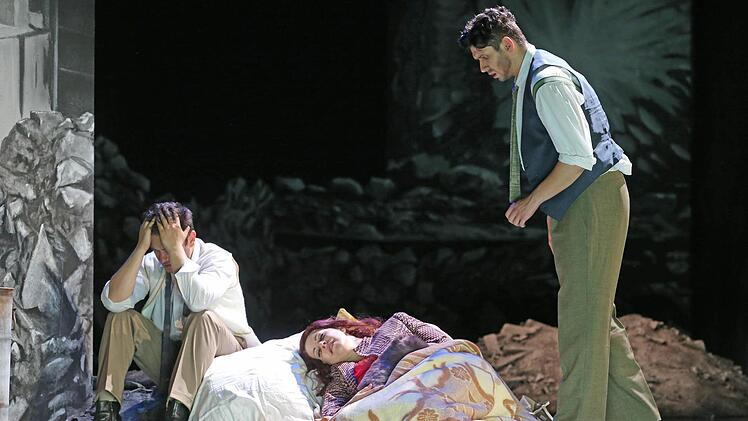 Szene aus der Neuinszenierung von "La Bohème" am Landestheater CoburgFoto: Henning Rosenbusch