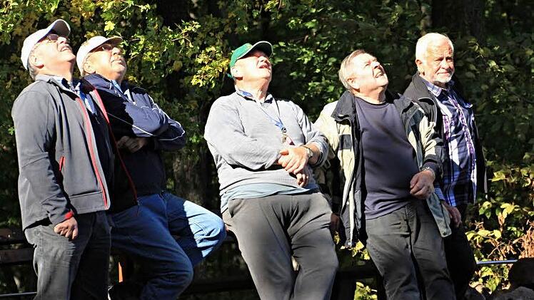 Schaulustige mit Blick nach oben