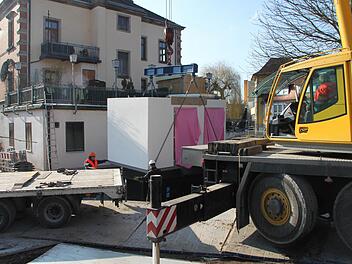 Hinter dem Haus Sutte 18, in dem sich die Pizzeria "Fässla" befindet, wurde gestern mit einem Autokran die neue Trafostation der Bayernwerk AG abgeladen. Fotos: Alexander Hartmann