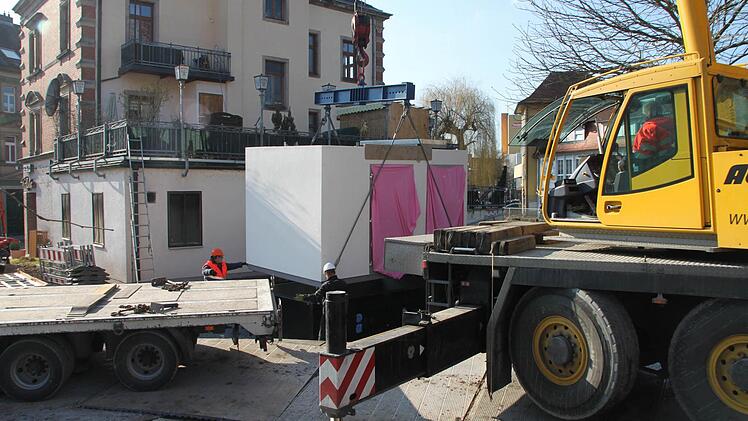 Hinter dem Haus Sutte 18, in dem sich die Pizzeria "Fässla" befindet, wurde gestern mit einem Autokran die neue Trafostation der Bayernwerk AG abgeladen. Fotos: Alexander Hartmann