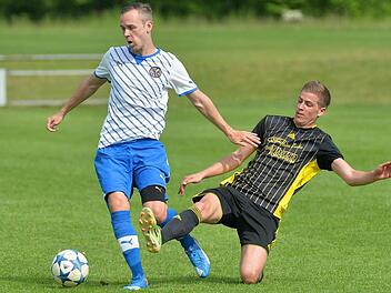 Kreisliga 1: Die Adelsdorfer um Dominic Zecho (rechts) schafften es bei der 1:3-Niederlage nicht, Michael Thomann und dem FC Herzogenaurach ein Bein zu stellen. Fotos: Picturedreams